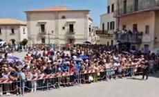Pippo Baudo, Militello: piazza gremita in attesa del funerale