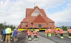 Svezia, secondo giorno del lento trasloco della  Kiruna Kyrka attraverso la citta' artica