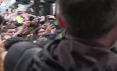 Londra, il rapper Liam O'Hanna dei Kneecap accolto dalla folla all'arrivo in tribunale