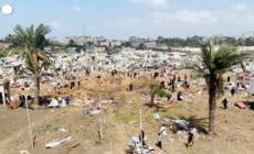 Gaza, palestinesi fra le macerie del campo di Deir el-Balah