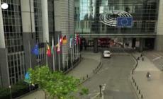 Bruxelles, la bandiera ucraina viene issata davanti al Parlamento europeo