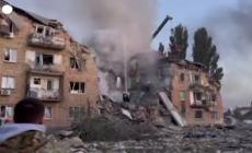 Attacco russo su Kiev, almeno 8 morti, soccorritori scavavano tra le macerie