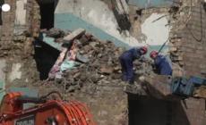 Kiev, i soccorritori cercano sopravvissuti e vittime degli attacchi russi