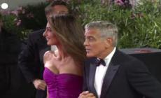 Venezia, George Clooney a sorpresa sul red carpet di Jay Kelly - Video