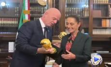 Mondiali 2026, Infantino porta la Coppa alla presidente messicana