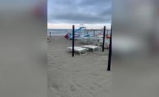 Tromba d'aria in Versilia, diversi stabilimenti danneggiati a Pietrasanta - Video: la spiaggia danneggiata 