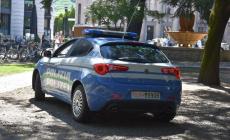 Apre lo sportello di un'auto e tenta di rapire un bimbo: terrore nel parcheggio di un supermercato a Latina