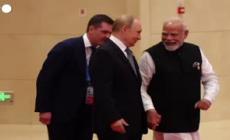 Cina, vertice Sco 2025: Putin e Modi camminano tenendosi per mano