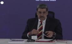 Maduro mostra un telefono non intercettabile: un regalo del presidente cinese Xi Jinping