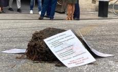 Letame davanti a tribunale e volantini con insulti: identificato