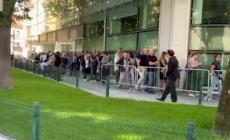Secondo giorno di camera ardente di Armani, lunga fila dalle 7