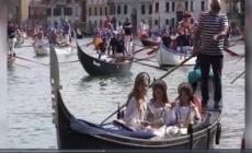 Regata storica a Venezia, sfilata di gondole sul Canal Grande