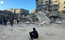 Gaza, palestinesi fra le macerie dopo l'ennesimo raid israeliano