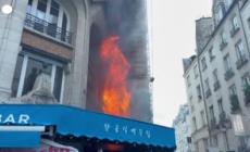 Scontri a Parigi, incendiata la facciata di un ristorante