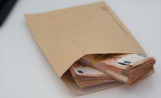 In auto con 200mila euro in contanti, denunciata per riciclaggio