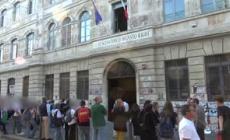 Primo giorno di scuola al Righi di Roma. I genitori approvano lo stop al cellulare