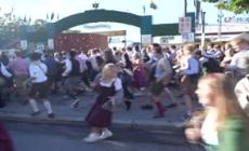 Monaco di Baviera, prende il via l'Oktoberfest: le corse e le file per accedere