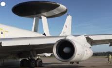 Un Awacs della Nato pattuglia i cieli polacchi in un contesto di crescenti tensioni