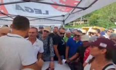 Pontida, Vannacci firma copie del suo libro "Il Mondo al contrario"