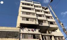 Raid a Gaza City, tra le macerie di un edificio colpito