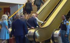 Trump arriva all'Onu, ma la scala mobile si blocca e prosegue a piedi