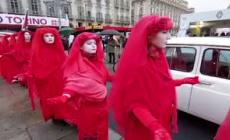 Al Salone dell'auto protesta delle Red Rebels, sfilano con la bandiera della Palestina