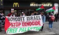 Milano, protesta davanti al McDonald's di corso Buenos Aires contro Israele