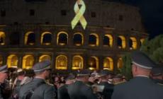Un nastro dorato illumina il Colosseo per i bimbi malati di cancro