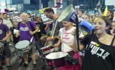 Tel Aviv, in migliaia alla manifestazione per un accordo su Gaza
