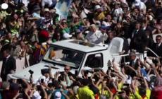 San Pietro, lungo giro tra la folla per Papa Leone