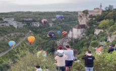 Francia, le mongolfiere "colorano" i cieli su Rocamadour