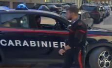 Femminicidio nel Beneventano, l'arrivo del fermato alla caserma dei carabinieri
