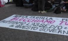 Corteo a Torino per la Flotilla, gli studenti bloccano l'ingresso della tangenziale