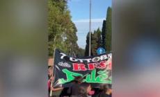 Corteo a Roma, barche e striscioni per la Flotilla