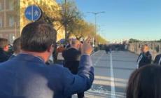 Salvini contestato a Livorno: "Calci e sputi, bloccano ministri"