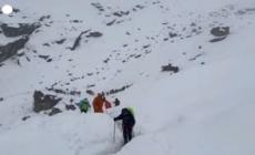 Bufera di neve sull'Everest, le operazioni per evacuare centinaia di escursionisti bloccati