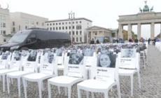 Berlino, alla Porta di Brandeburgo 1200 sedie vuote per ricordare il 7 ottobre