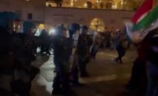Centinaia di manifestanti a Bologna per il 7 ottobre, scontri con la polizia