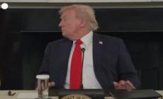 Gaza, il momento in cui Rubio consegna a Trump un biglietto sull'accordo di tregua