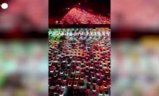 Chilometri di veicoli in coda al casello autostradale piu' grande della Cina