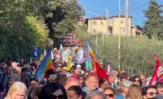 Il popolo della pace in marcia, folla e bandiere alla PerugiAssisi