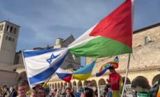 Bandiera della Palestina e Israele unite, la conclusione della Marcia della pace Assisi