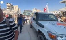 Gaza, autobus carichi di palestinesi liberati da Israele arrivano a Khan Yunis