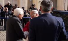 Mattarella accoglie il Papa al Quirinale, oltre mezz'ora di colloquio privato