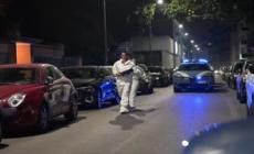 Uccide la compagna di 29 anni sul terrazzino di casa e tenta il suicidio. La polizia era fuori dalla porta - Video