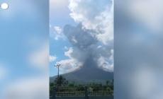 Indonesia, l'eruzione del Lewotobi Laki-Laki in timelapse