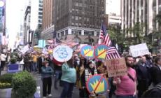 "Non vogliamo re", corteo anti-Trump a New York