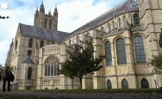 Graffiti con domande a Dio nella cattedrale di Canterbury, polemiche in Inghilterra