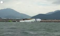 Aereo cargo esce dalla pista a Hong Kong e finisce in acqua: due morti
