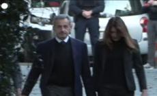 Sarkozy mano nella mano con la moglie Carla Bruni fino al carcere
